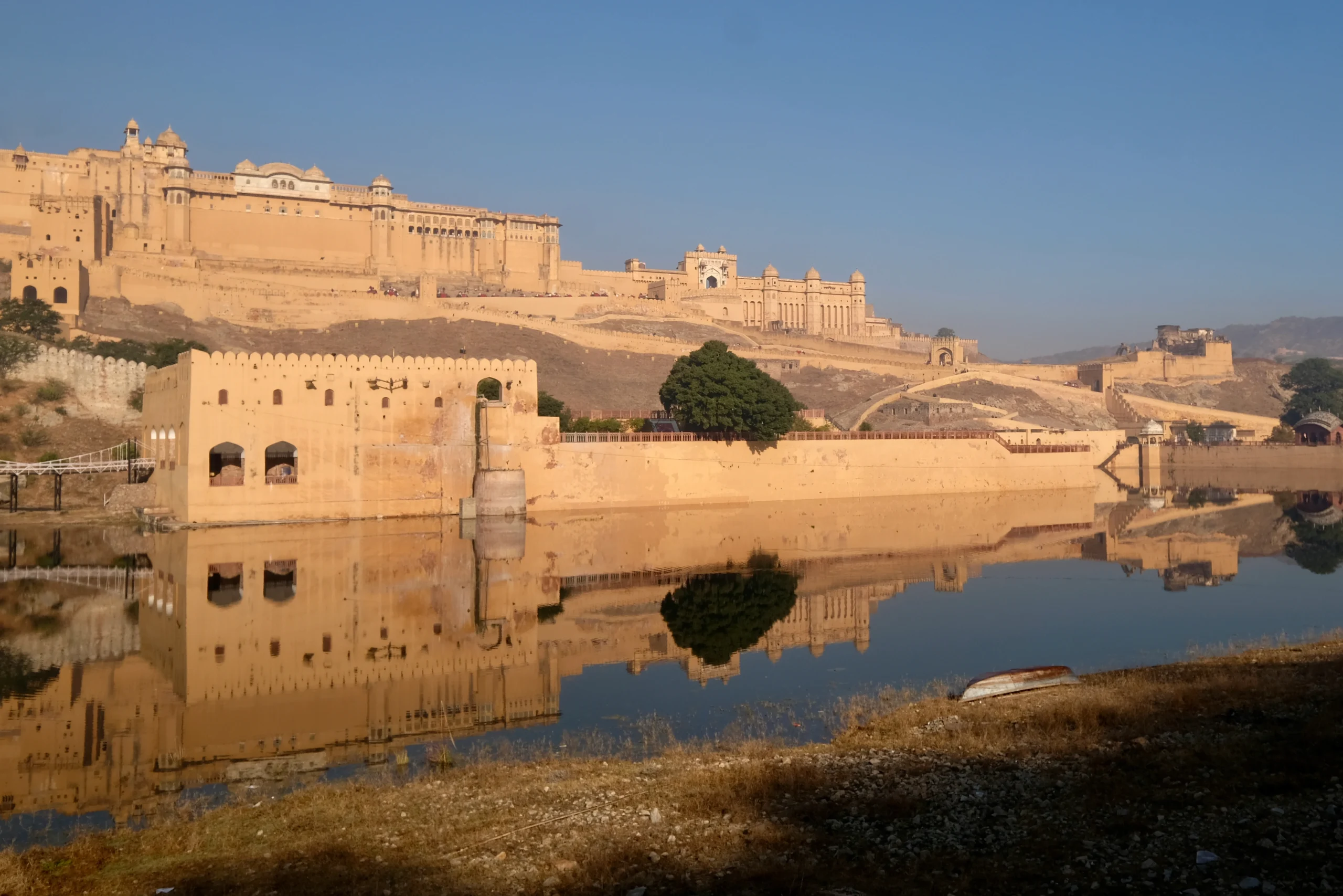 Magnifique et majestueux Fort Amber à Jaipur, Rajasthan, construit au XVIe siècle et classé au patrimoine mondial de l’UNESCO. Un point fort lors d’un voyage ou circuit dans le Rajasthan.