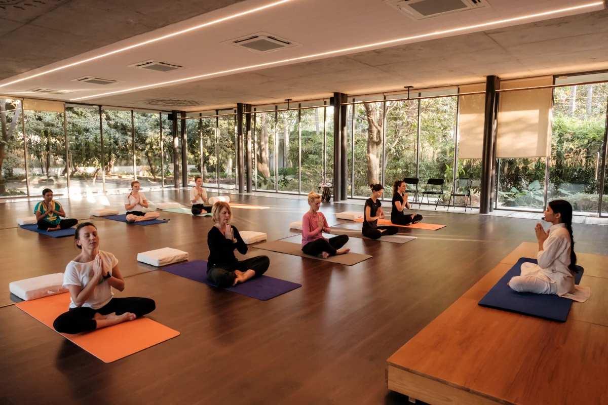 Dagelijkse yoga in de ochtend helpen vrouwen hun lichaam en geest te balanceren tijdens een luxe, volledig begeleide wellness gropesreis in Gujarat, India.
