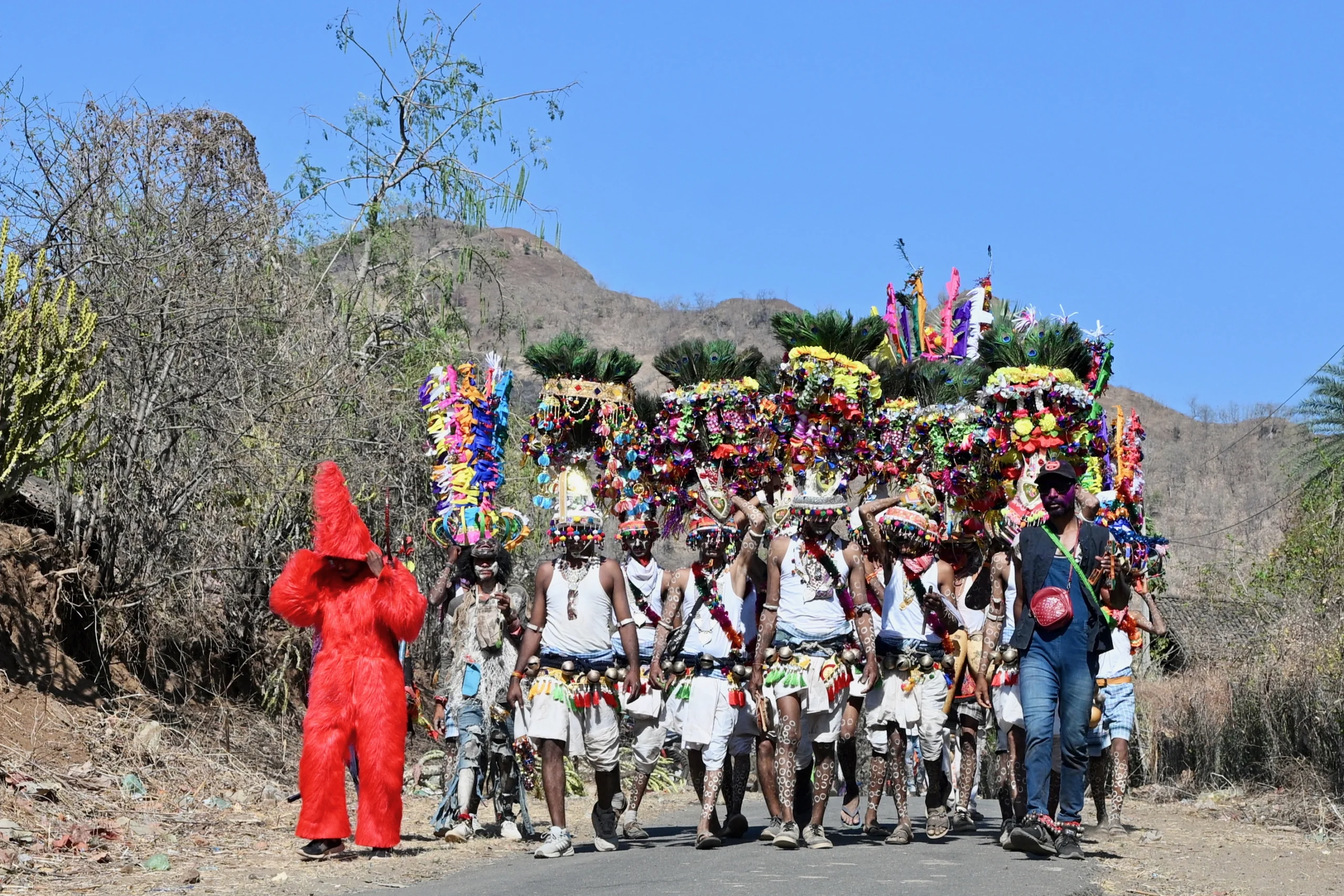 Membres de la tribu Rathwa dansant en tenues traditionnelles pendant le festival de Kavant au Madhya Pradesh, lors d’un voyage photo en Inde.