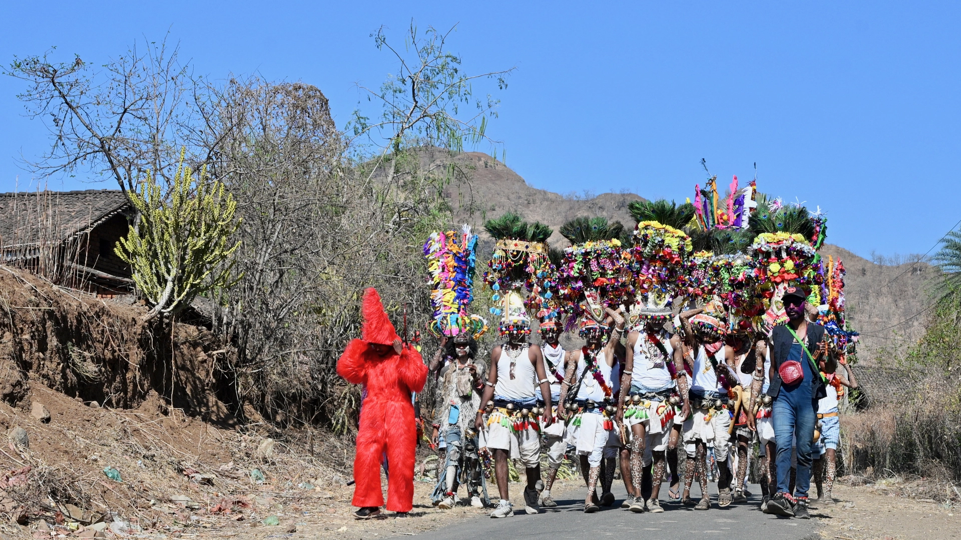 Membres de la tribu Rathwa dansant en tenues traditionnelles pendant le festival de Kavant au Madhya Pradesh, lors d’un voyage photo en Inde.