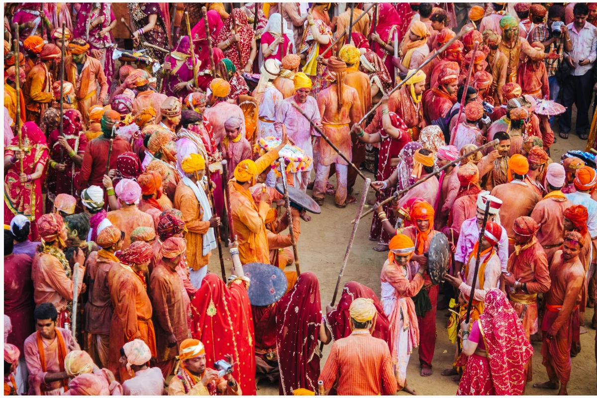Holi à Vrindavan – fête spirituelle dans la ville sacrée de Krishna, lors d’un voyage haut en couleur 
